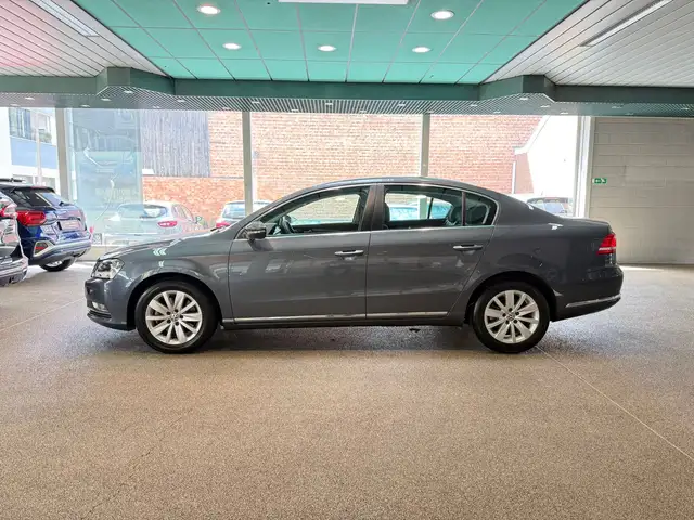 Volkswagen Passat view 8