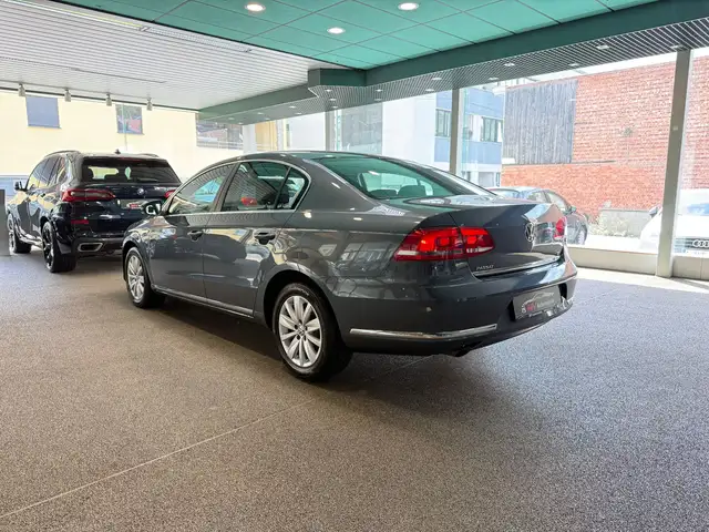Volkswagen Passat view 4