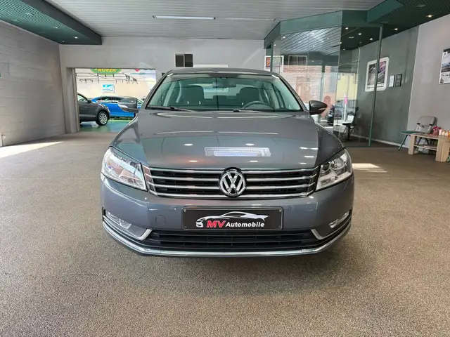 Volkswagen Passat view 2
