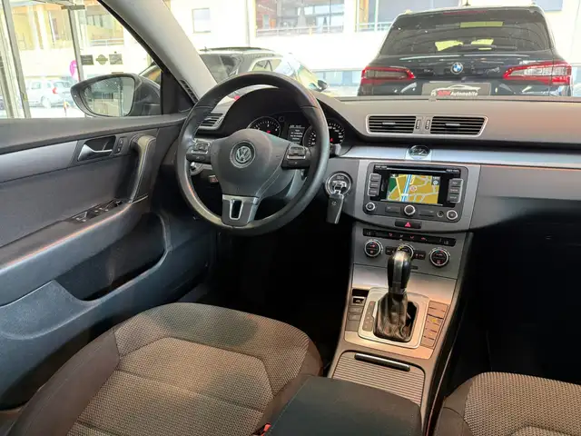 Volkswagen Passat view 12