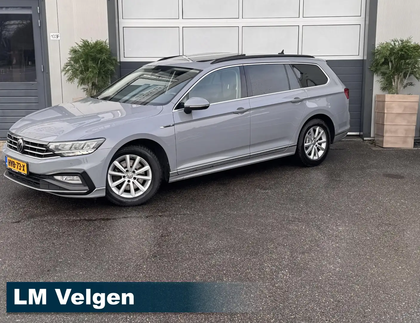 Volkswagen Passat Variant 1.5 TSI R-Line Business + / PANO / NAV I/ TREKHAAK Grau - 2