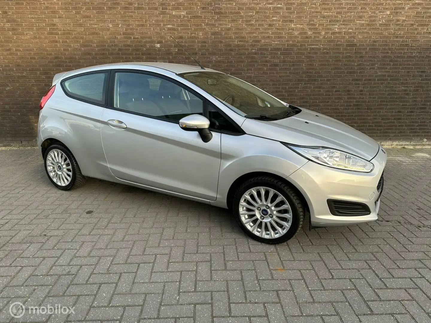 Ford Fiesta 1.0 Style Essential|Led|Airco|Boekje|Lage km| Gris - 2