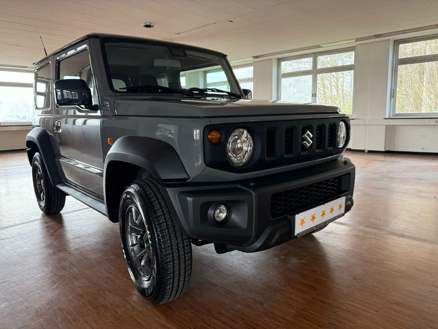 Suzuki Jimny 1.5 ALLGRIP Comfort PLUS AUTOMATIK Grau - 2