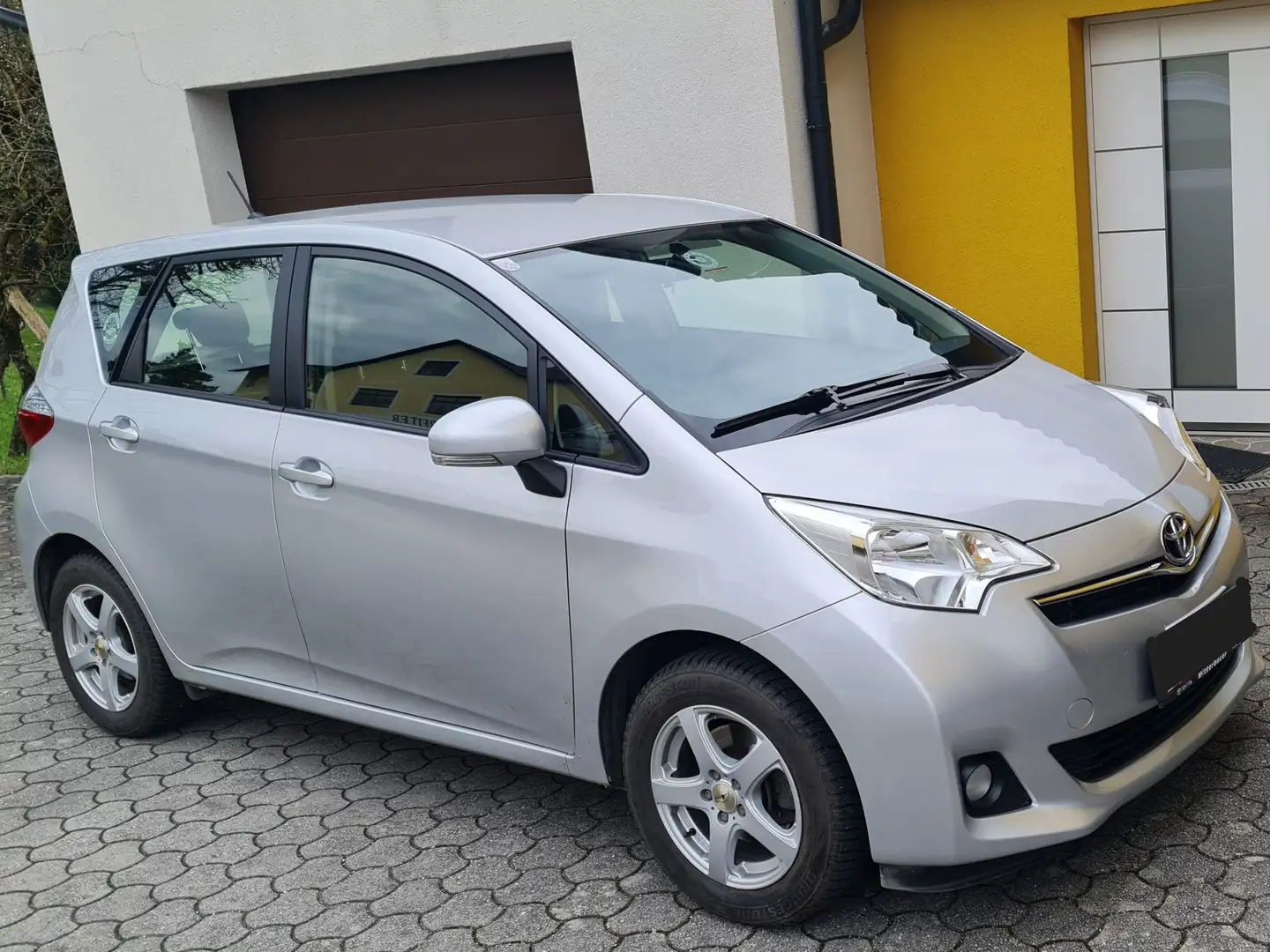Toyota Verso-S Verso S 1,33 dVVT-i Lounge Argintiu - 2