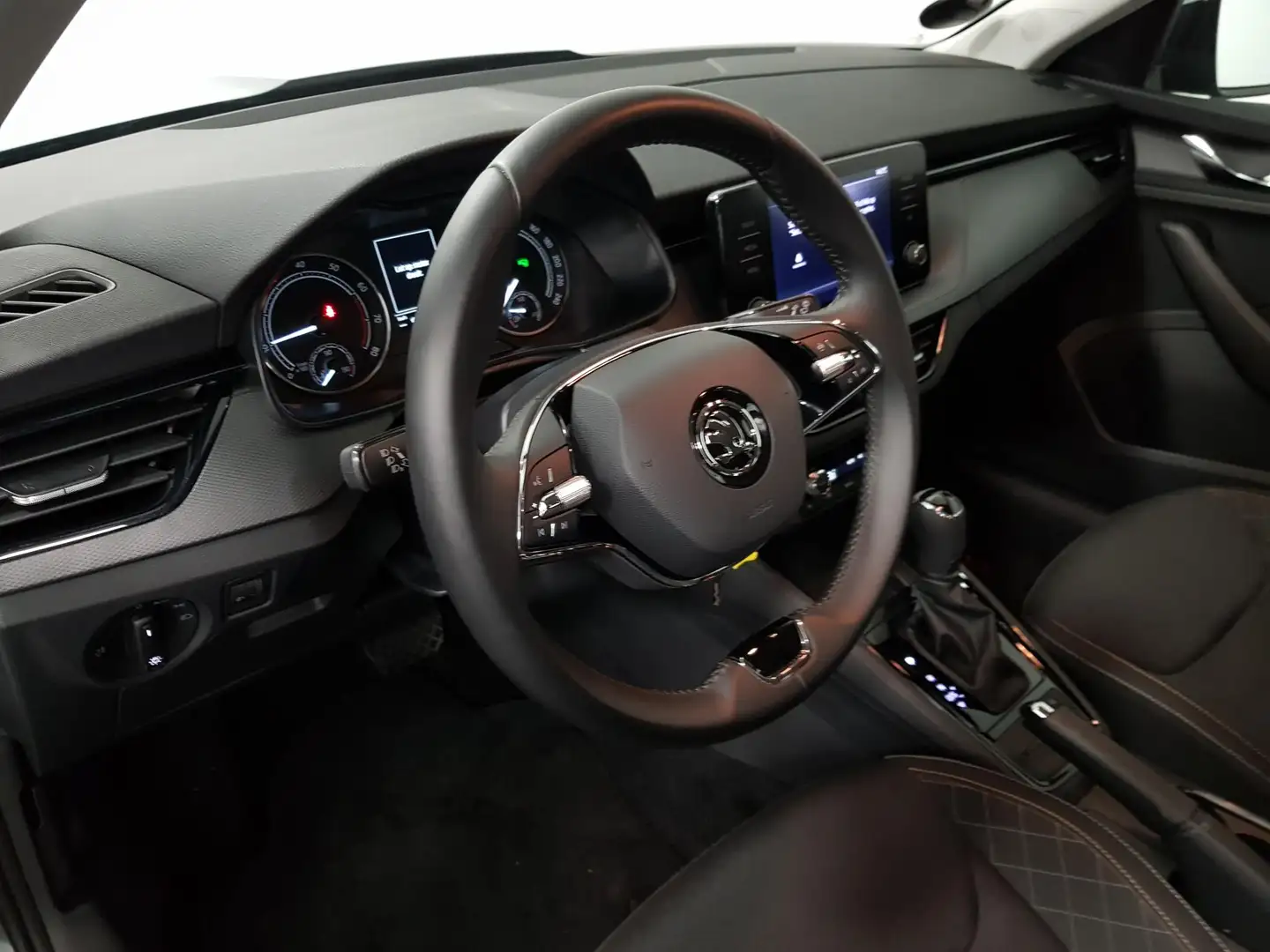 Skoda Kamiq 1.0 TSI 110pk DSG Dynamic | Navigatie | Lane Assis Grau - 2
