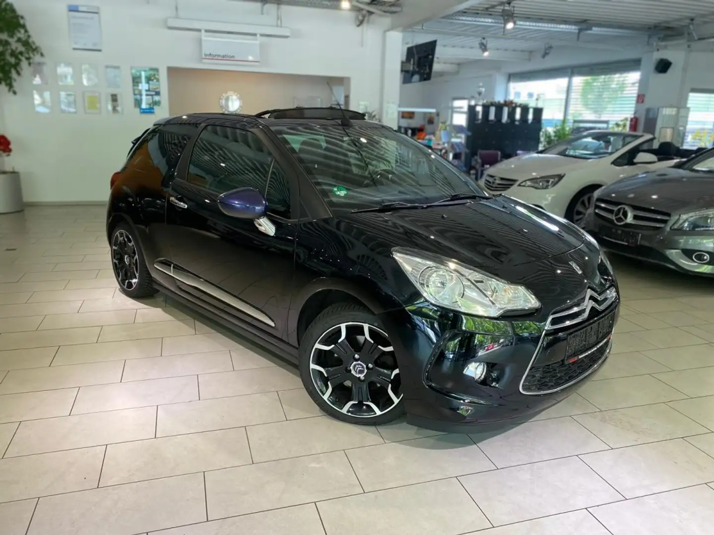 Citroen DS3 Cabrio 1.6 THP 155 SportChic Navi Leder Klimaautom Schwarz - 1