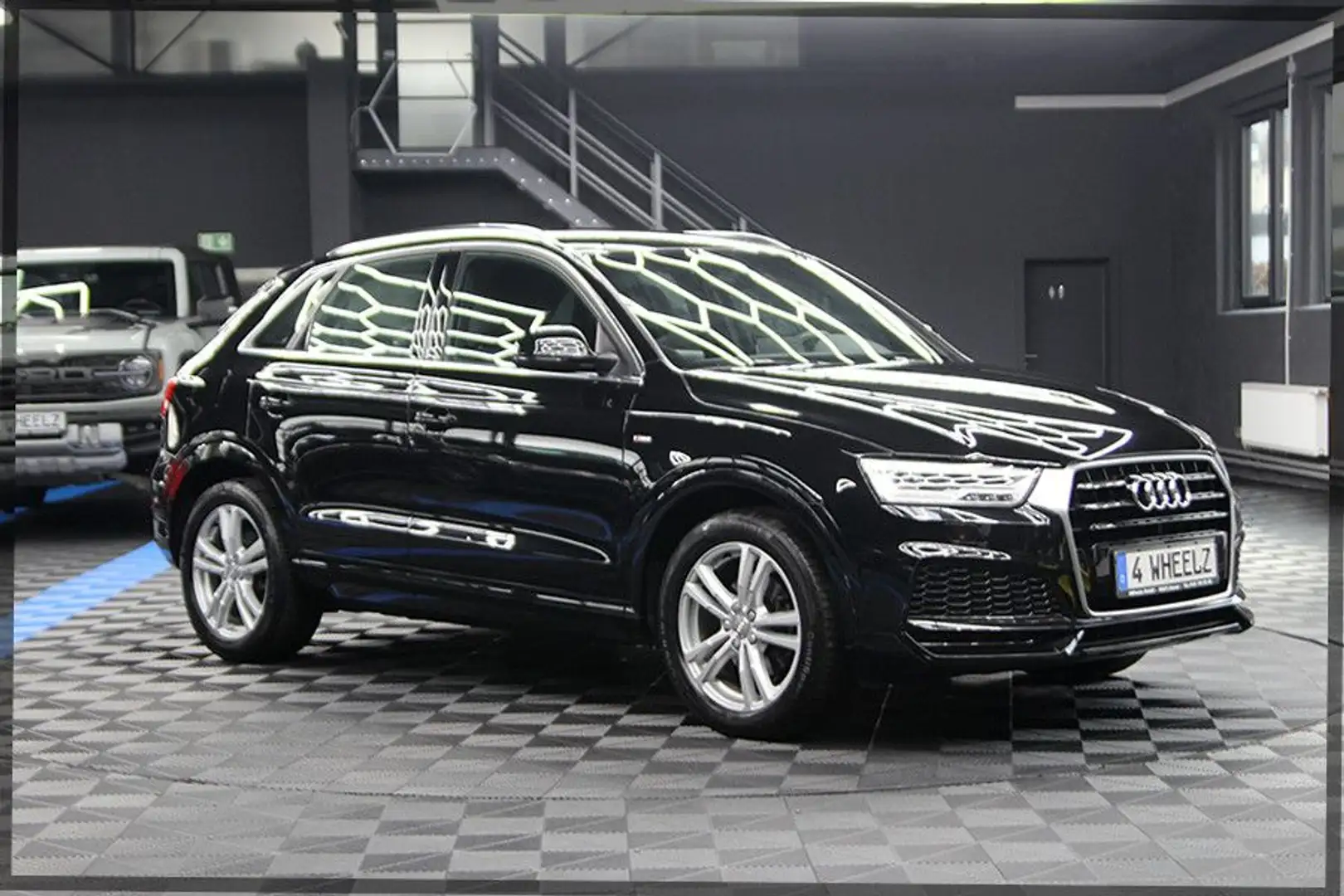 Audi Q3 1.4 TFSI ultra S Line PDC / AHK / NAVI Schwarz - 1