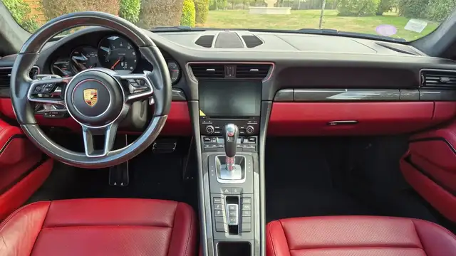 Porsche 911 view 11