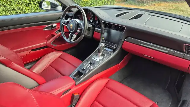Porsche 911 view 10