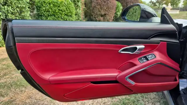 Porsche 911 view 7