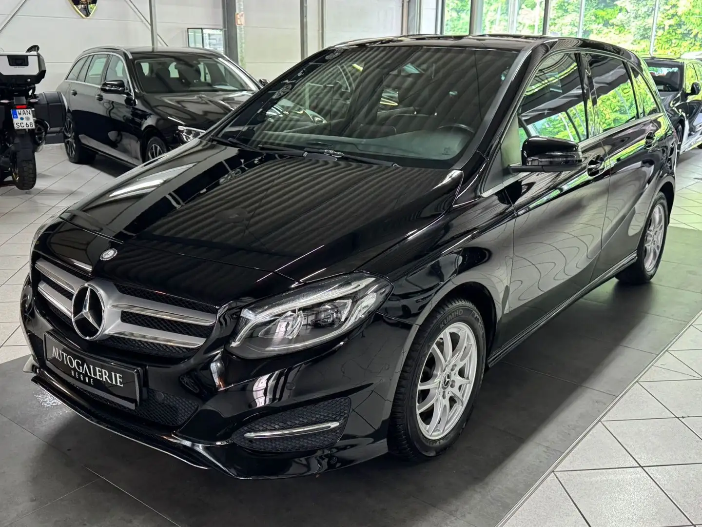 Mercedes-Benz B 180 d *AUT*LED*NAVI*TOWI*T-LEDER*PDC* Noir - 1