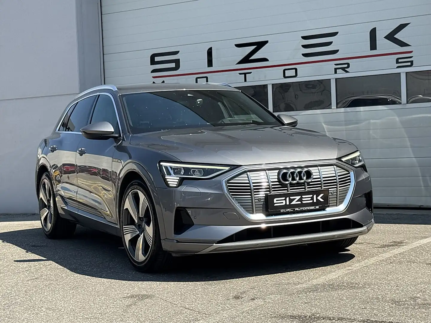 Audi e-tron Audi e-tron 55 quattro 95kWh | S line | Luftfa... Grau - 2