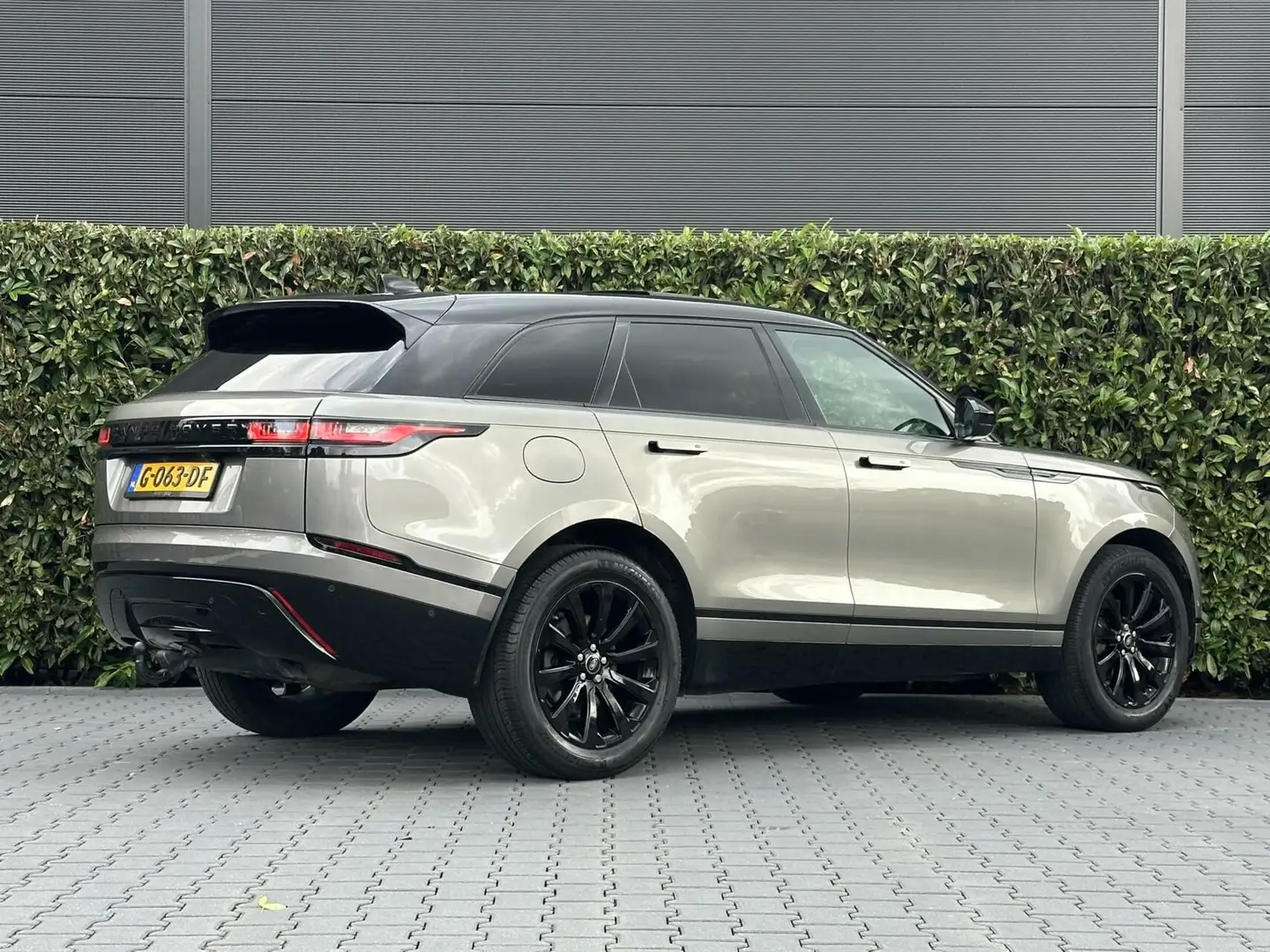 Land Rover Range Rover Velar 2.0 I4 AWD R-DYNAMIC HSE, NL AUTO, NAP, BTW AUTO, Grijs - 2