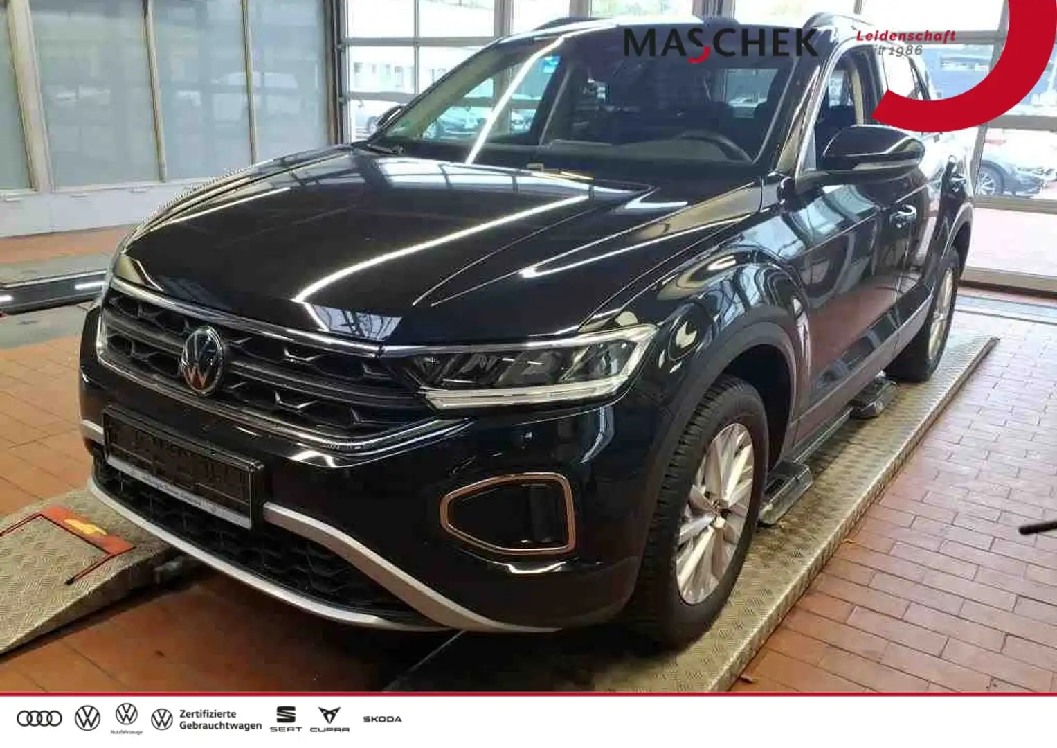 Volkswagen T-Roc Life 1.5 TSI DSG Sitzh. LED RearView Carplay AUT L Schwarz - 1