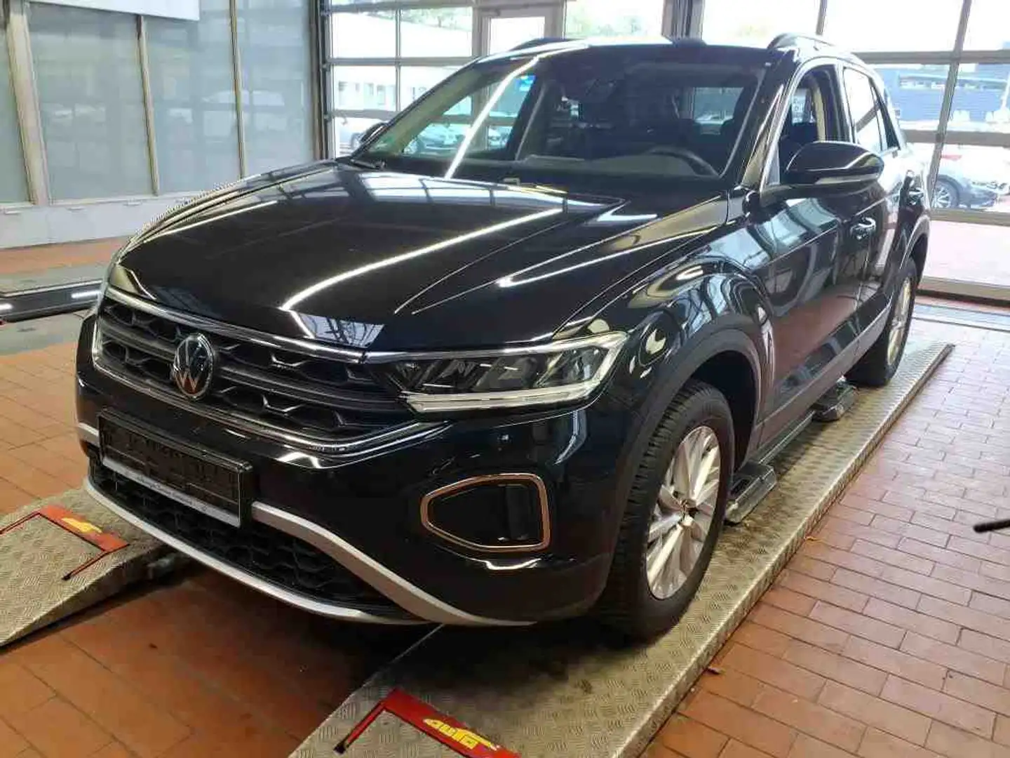 Volkswagen T-Roc Life 1.5 TSI DSG Sitzh. LED RearView Carplay AUT L Schwarz - 2
