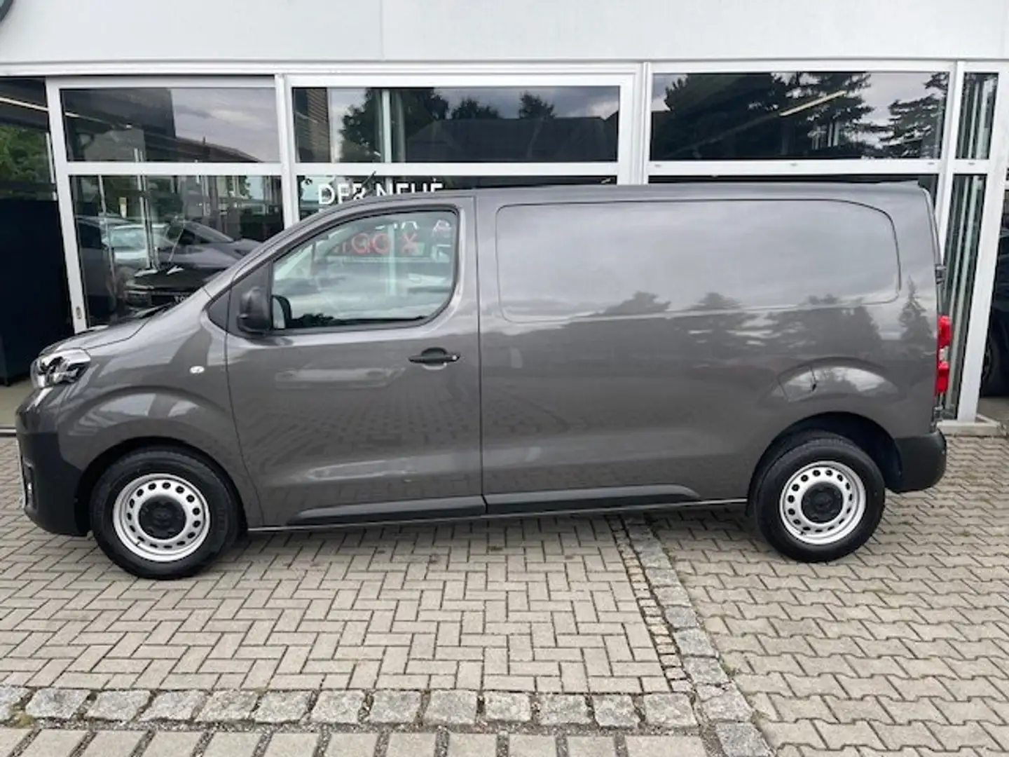 Toyota Proace 2,0-l-D-4D L1 Meister *NAVI* Grau - 2