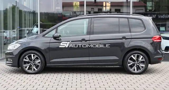 Volkswagen Touran view 2