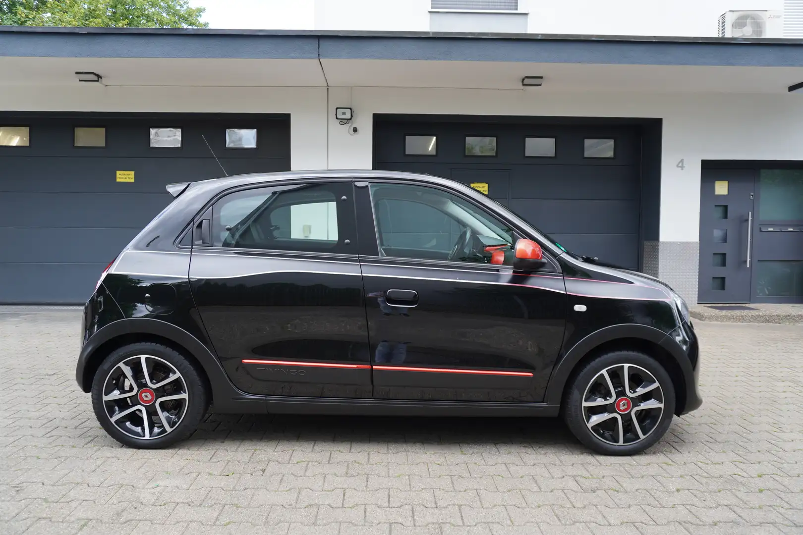 Renault Twingo 0.9 TCe Luxe KLIMA+PDC+tLEDER+TEMPOMAT+SITZHEIZUNG Zwart - 2
