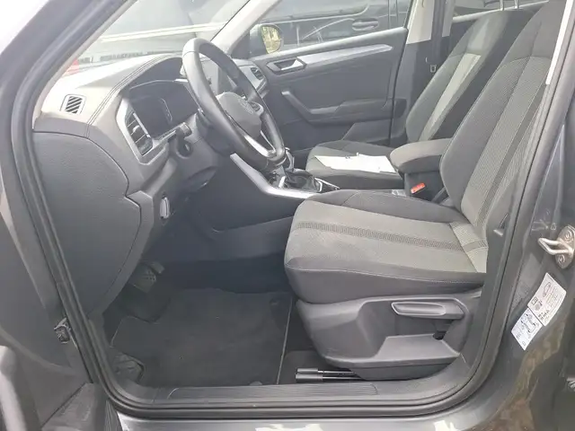Volkswagen T-Roc view 3