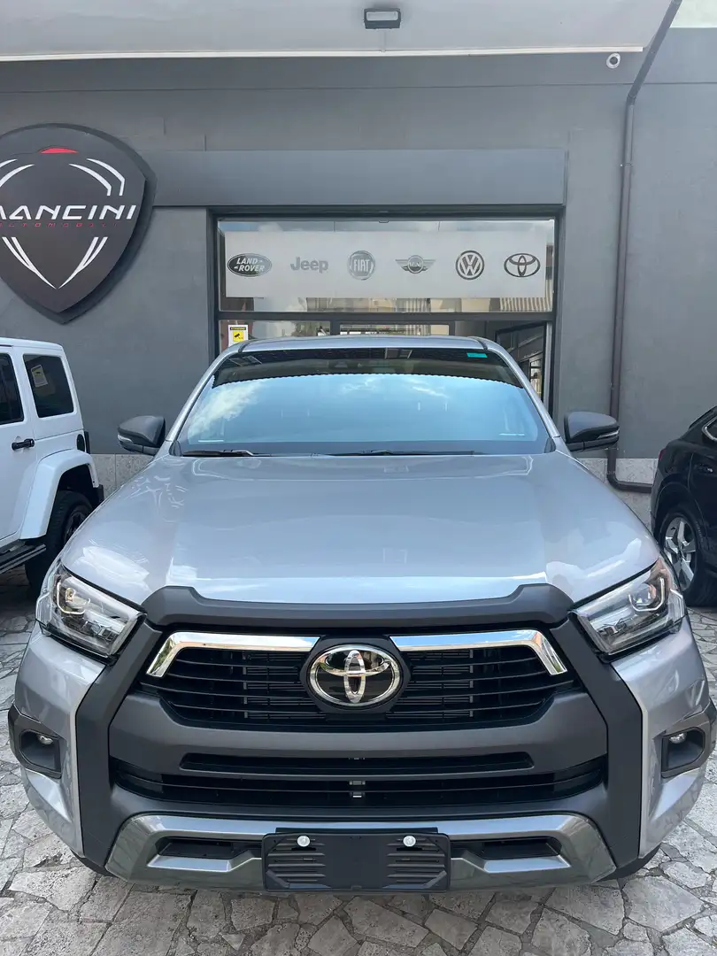 Toyota Hilux 2.8 d double cab Invincible 4wd auto siva - 2