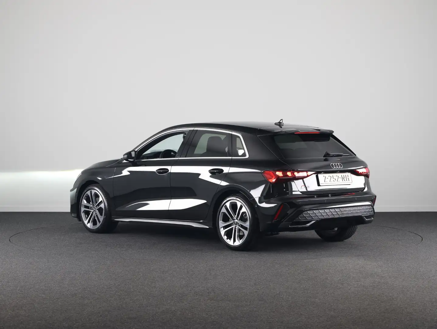 Audi A3 Sportback 35 TFSI S edition 150pk Private lease va Zwart - 2