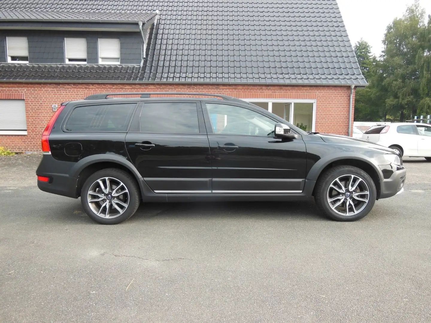 Volvo XC70 Momentum D4 AUTOMATIK/AHK/LEDER/NAV/XEN/18" Schwarz - 2