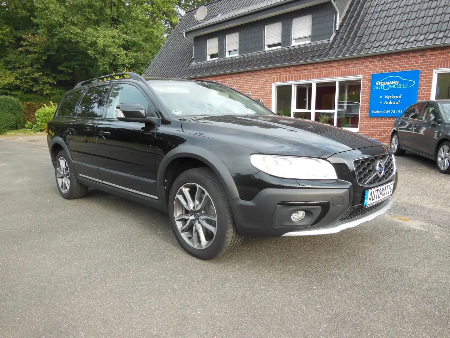 Volvo XC70 Momentum D4 AUTOMATIK/AHK/LEDER/NAV/XEN/18" Schwarz - 1