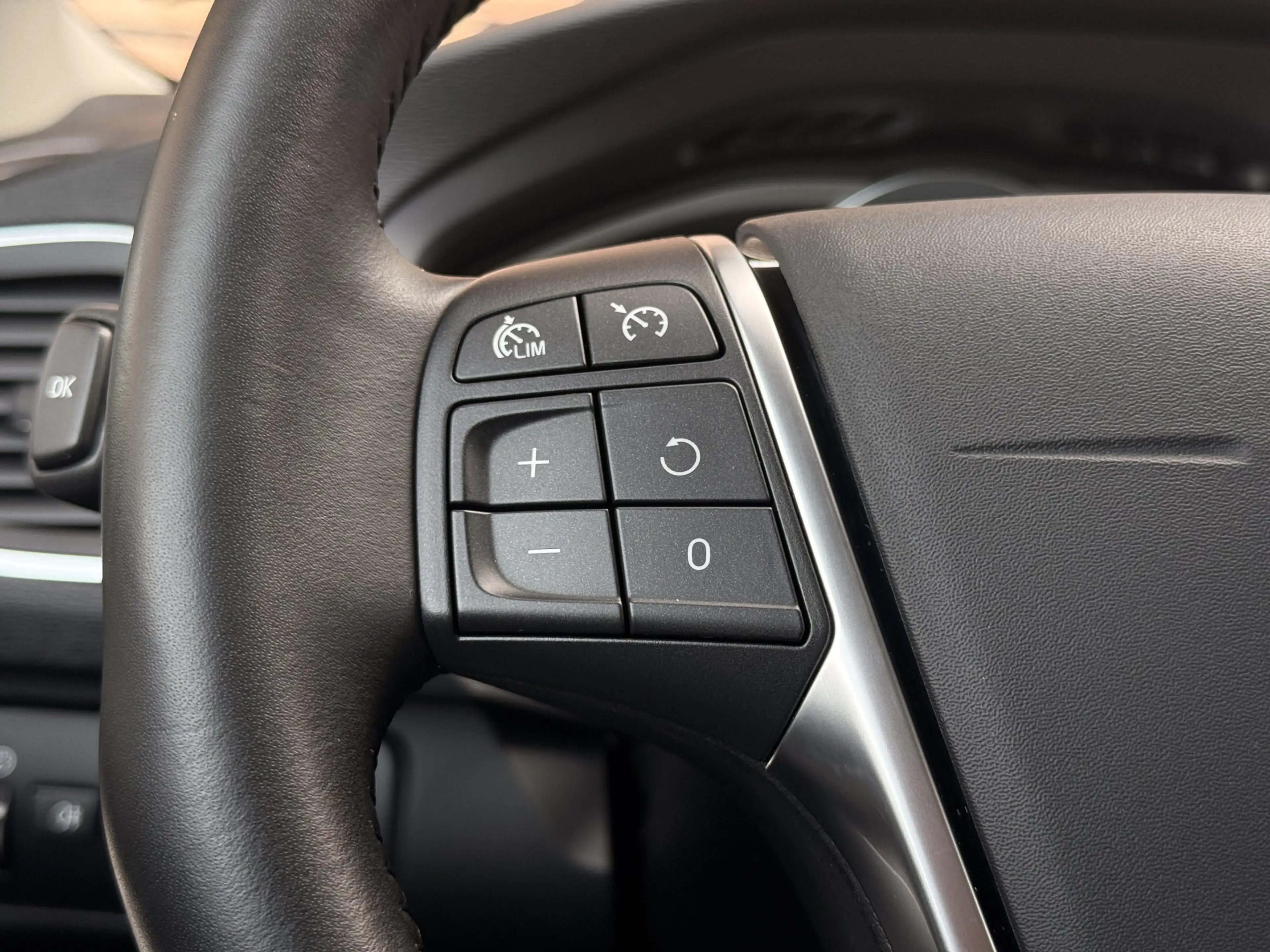 Volvo V40 Cross Country 1.5 T3 Polar+ Luxury — photo 28