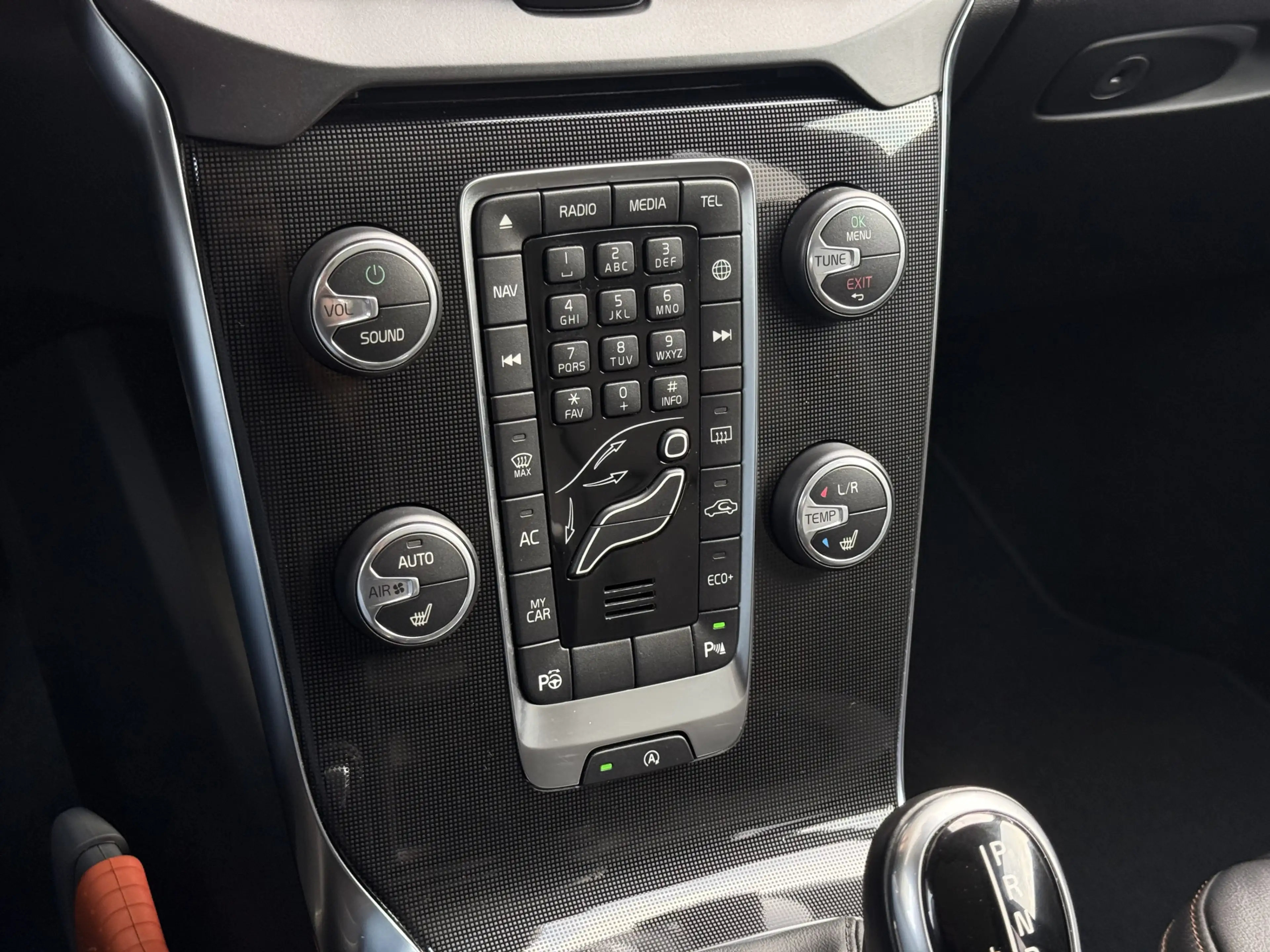 Volvo V40 Cross Country 1.5 T3 Polar+ Luxury — photo 35