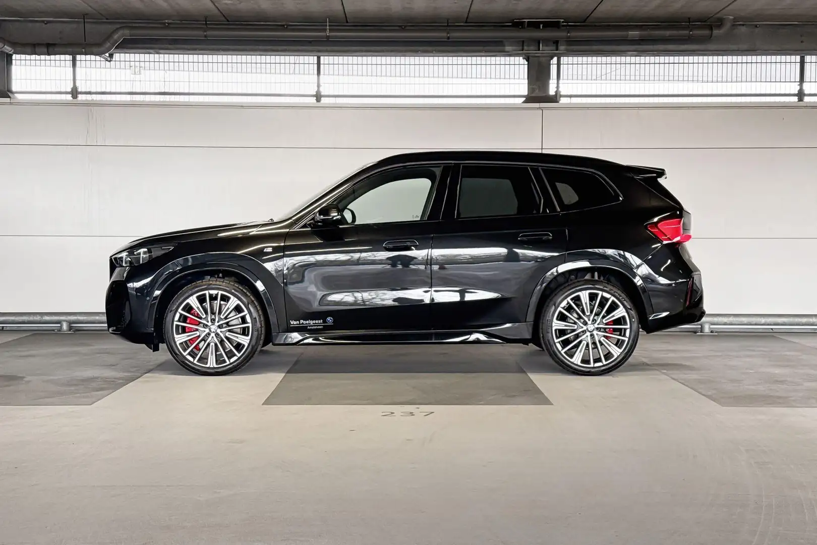 BMW X1 sDrive18i Zwart - 2