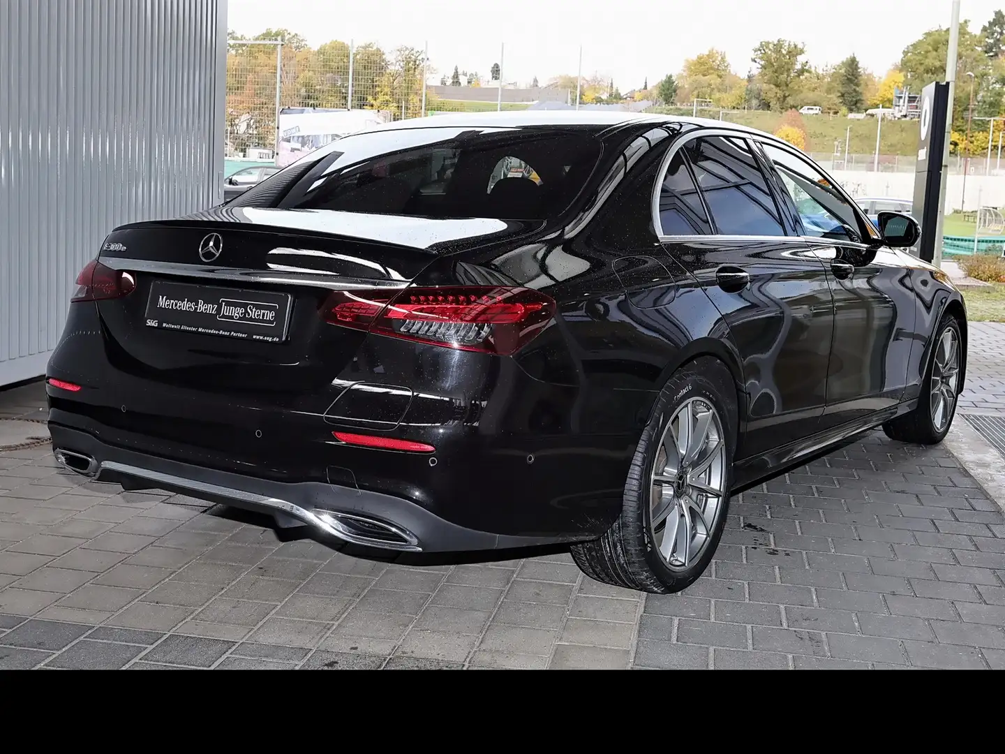Mercedes-Benz E 300 e Limousine AMG RüKam+MBUX+LED+Smartph+19 Schwarz - 2