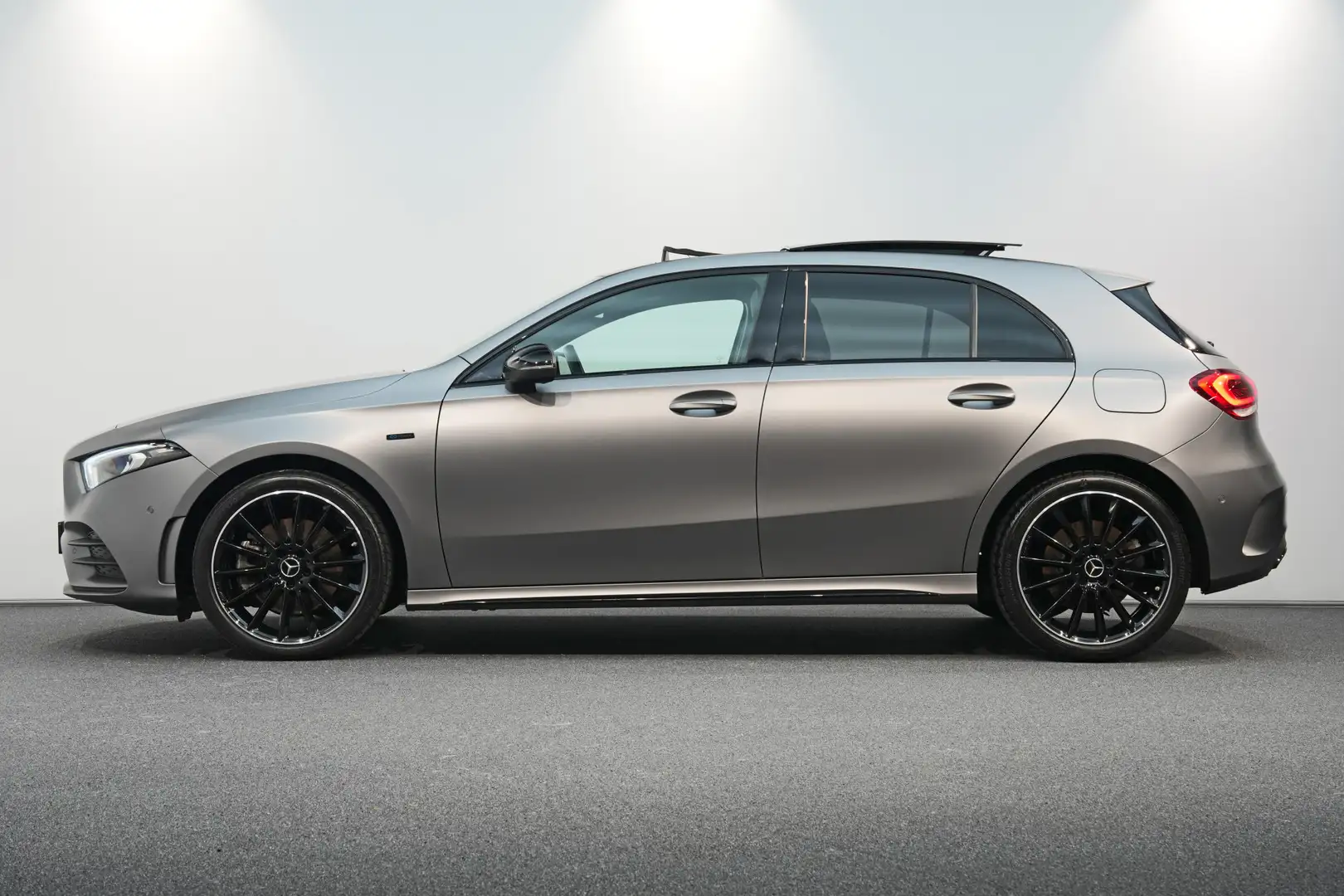 Mercedes-Benz A 250 e AMG MATGRIJS ✅ PANO ✅ CAMERA ✅ 19" ✅ NIGHT ✅ SFE Grijs - 2