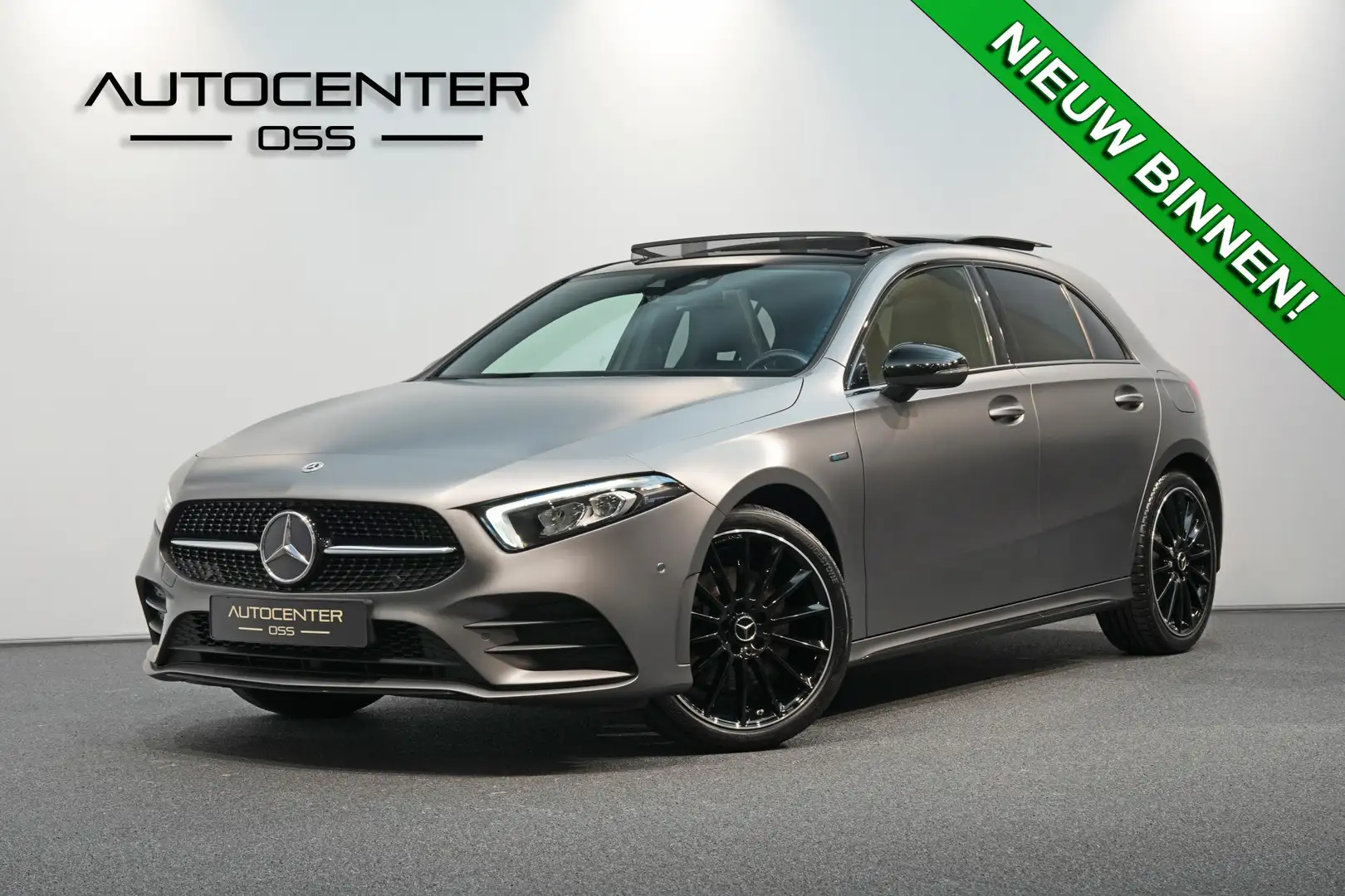 Mercedes-Benz A 250 e AMG MATGRIJS ✅ PANO ✅ CAMERA ✅ 19" ✅ NIGHT ✅ SFE Grijs - 1