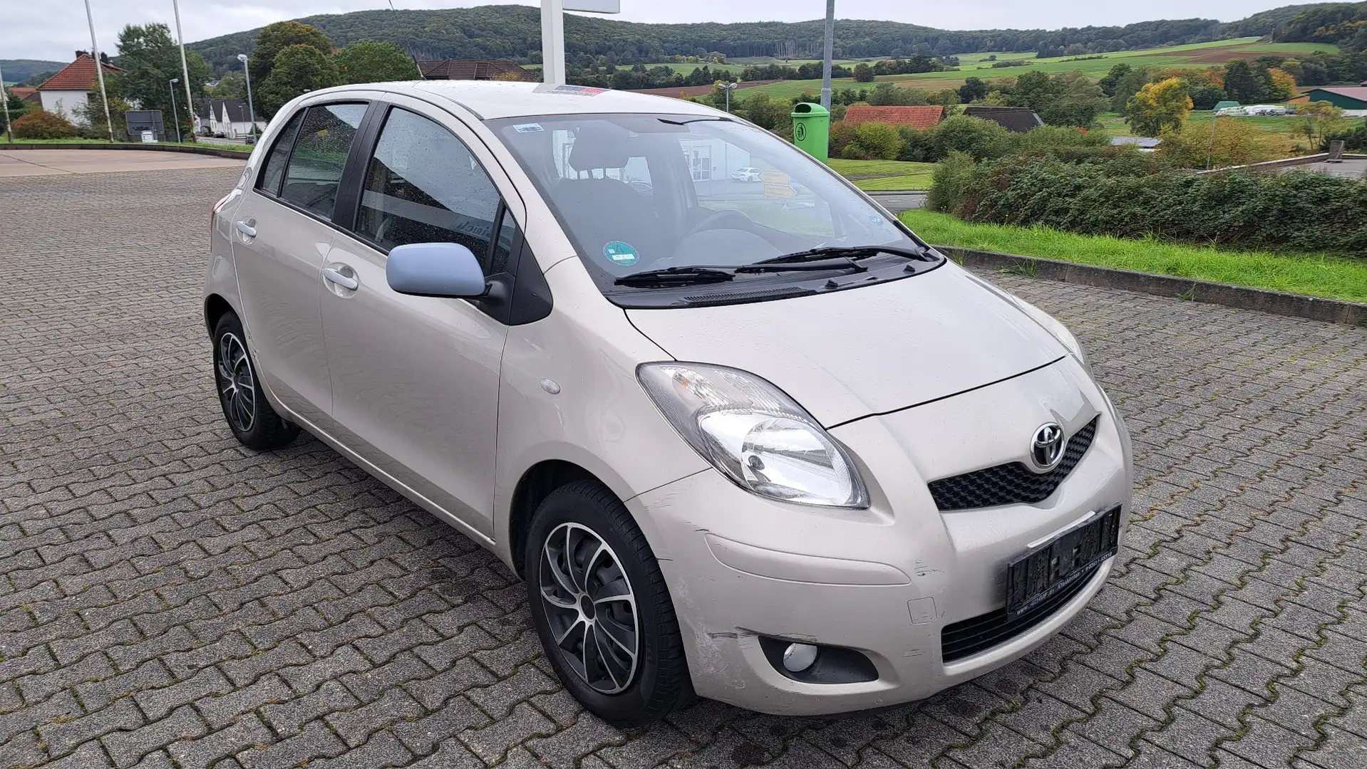 Toyota Yaris Yaris  5-Türer 1.33 VVT-i Executive/6Gang Grau - 1