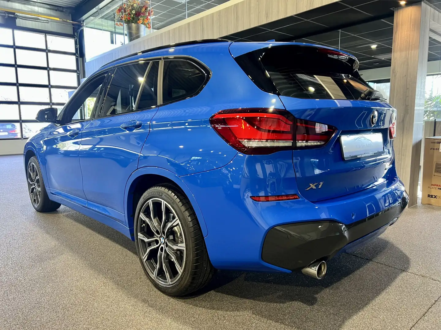 BMW X1 xDrive25e Executive M-Sport | Panorama | Camera | Blauw - 2