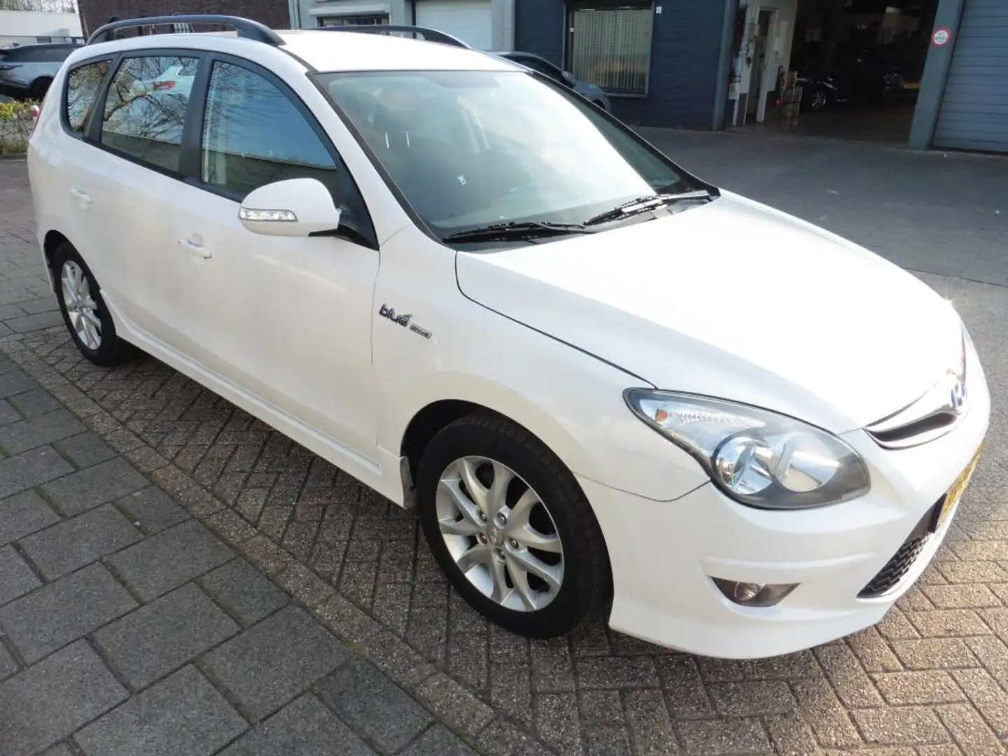Hyundai i30 CW 1.4i i-Motion Business Blanc - 2