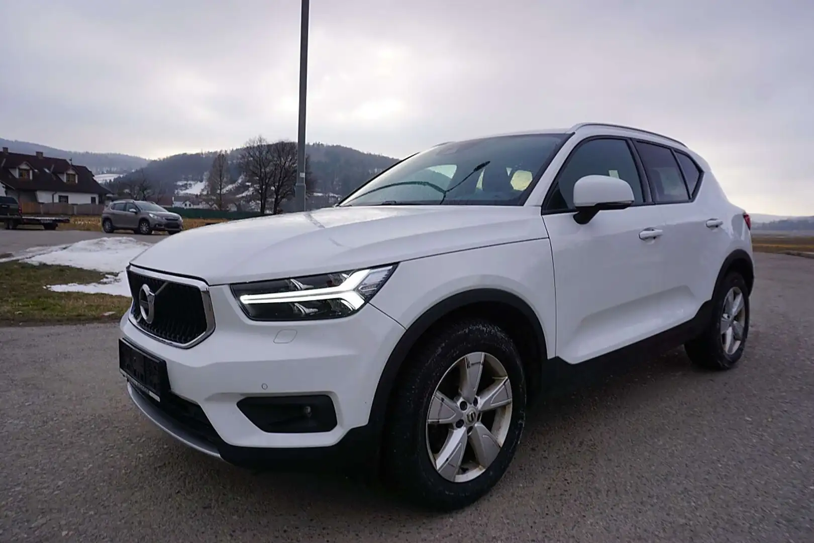 Volvo XC40 D3 Momentum Pro Geartronic Weiß - 1