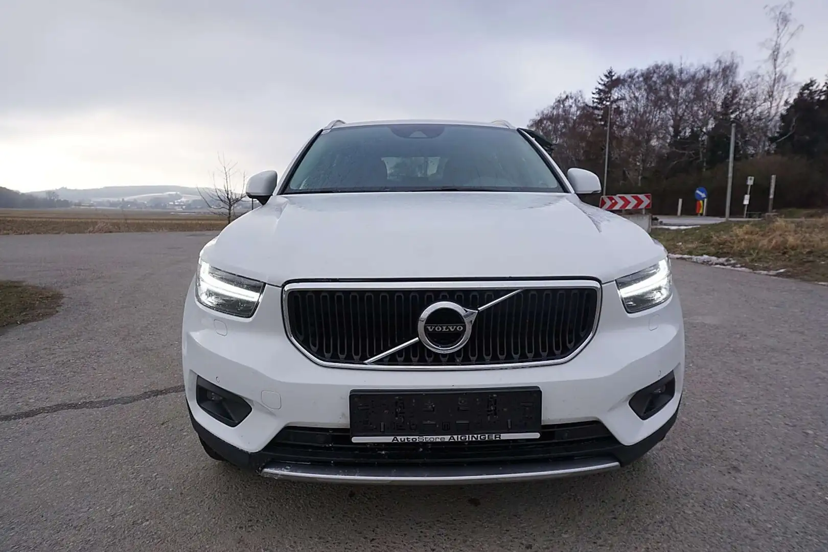 Volvo XC40 D3 Momentum Pro Geartronic Weiß - 2