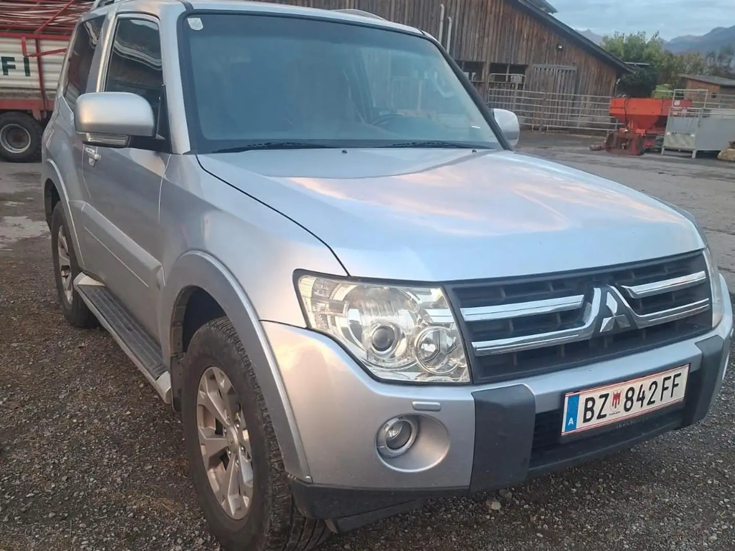 Mitsubishi Pajero Intense 3,2 DI-D TD Silber - 1