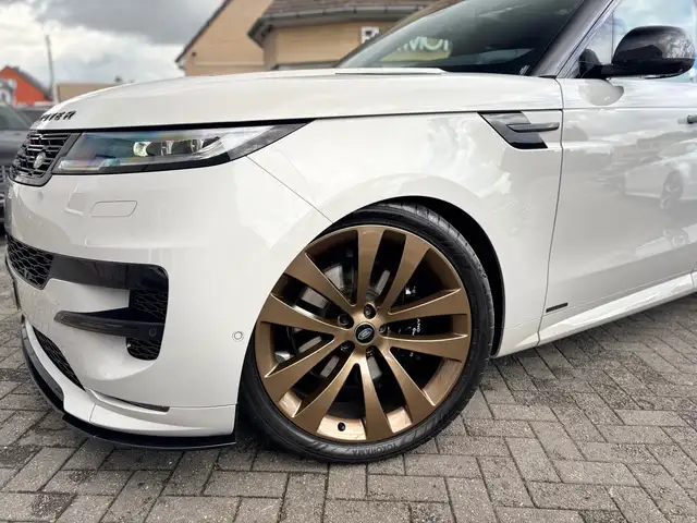 Land Rover Range Rover Sport view 3