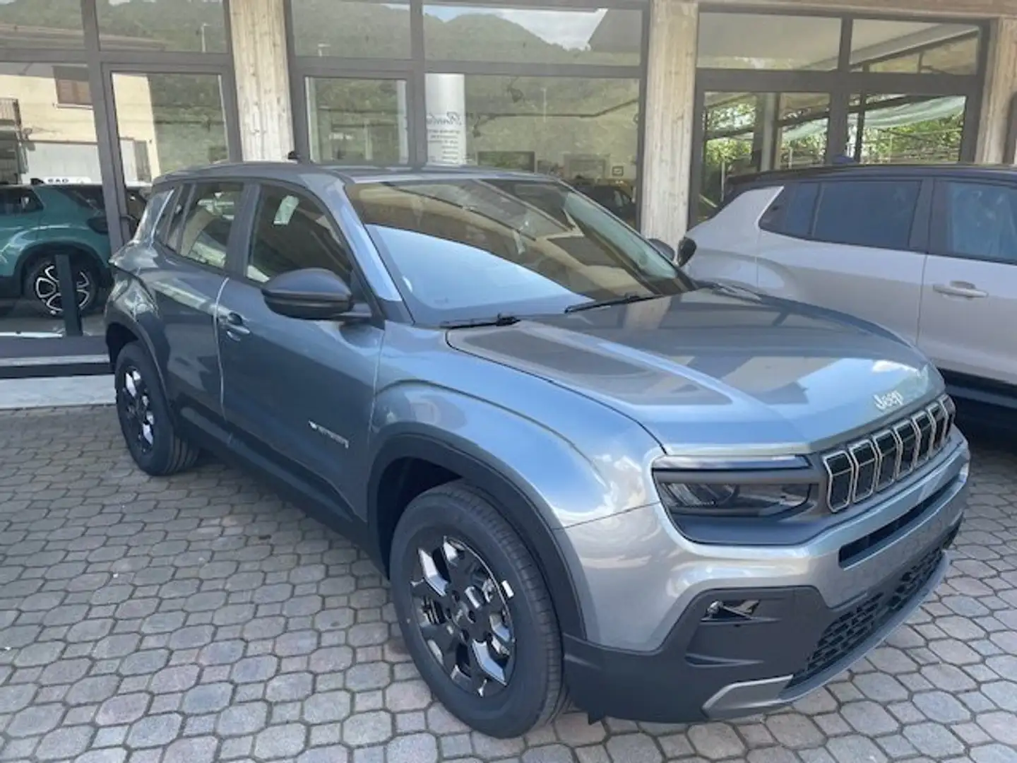 Jeep Avenger 1.2 E-DCT6 Hybrid MHEV LONGITUDE+INFOTAINMENT Grijs - 1