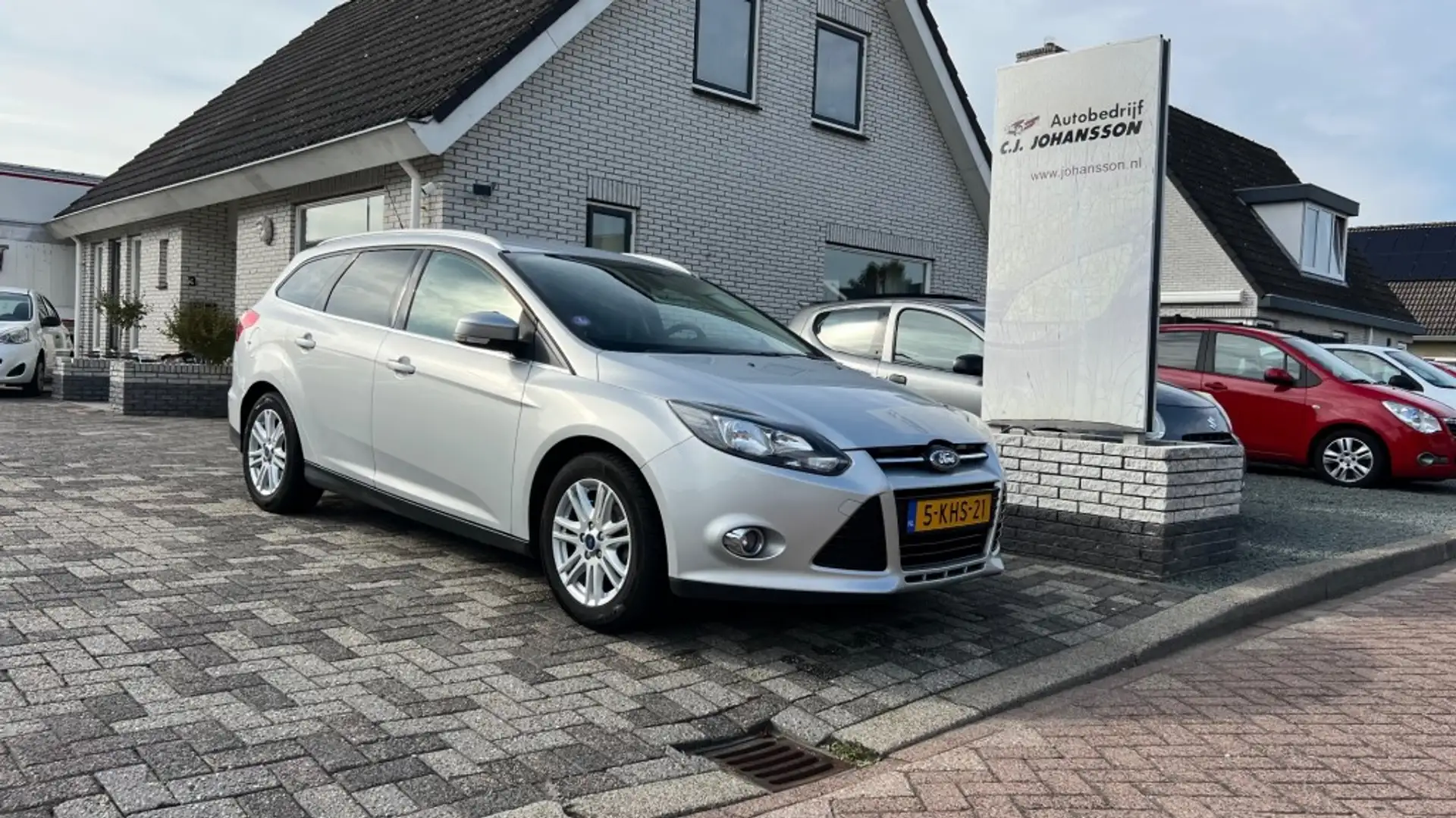 Ford Focus 1.0 ecoboost Titanium Grijs - 1