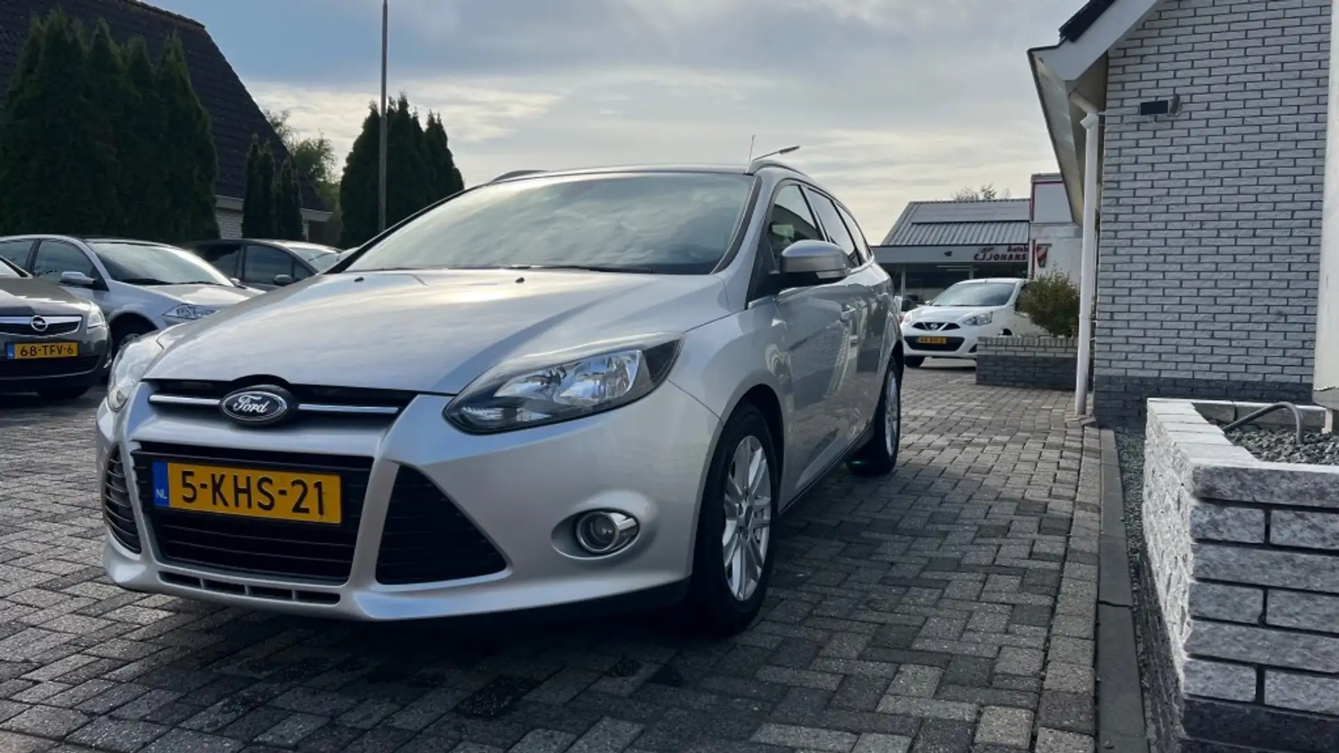 Ford Focus 1.0 ecoboost Titanium Grijs - 2