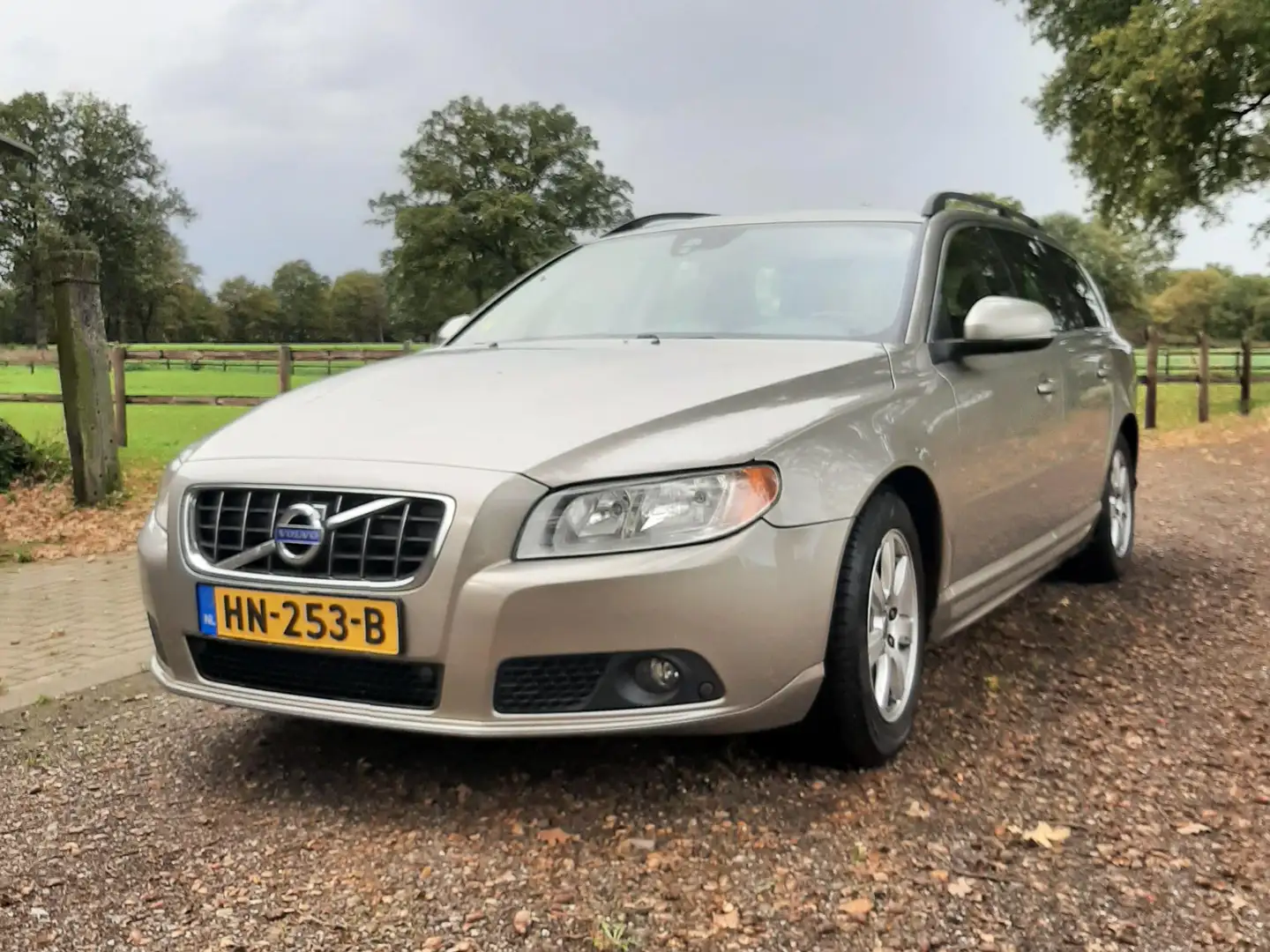 Volvo V70 V70 1.6 DRIVe Momentum Beige - 1