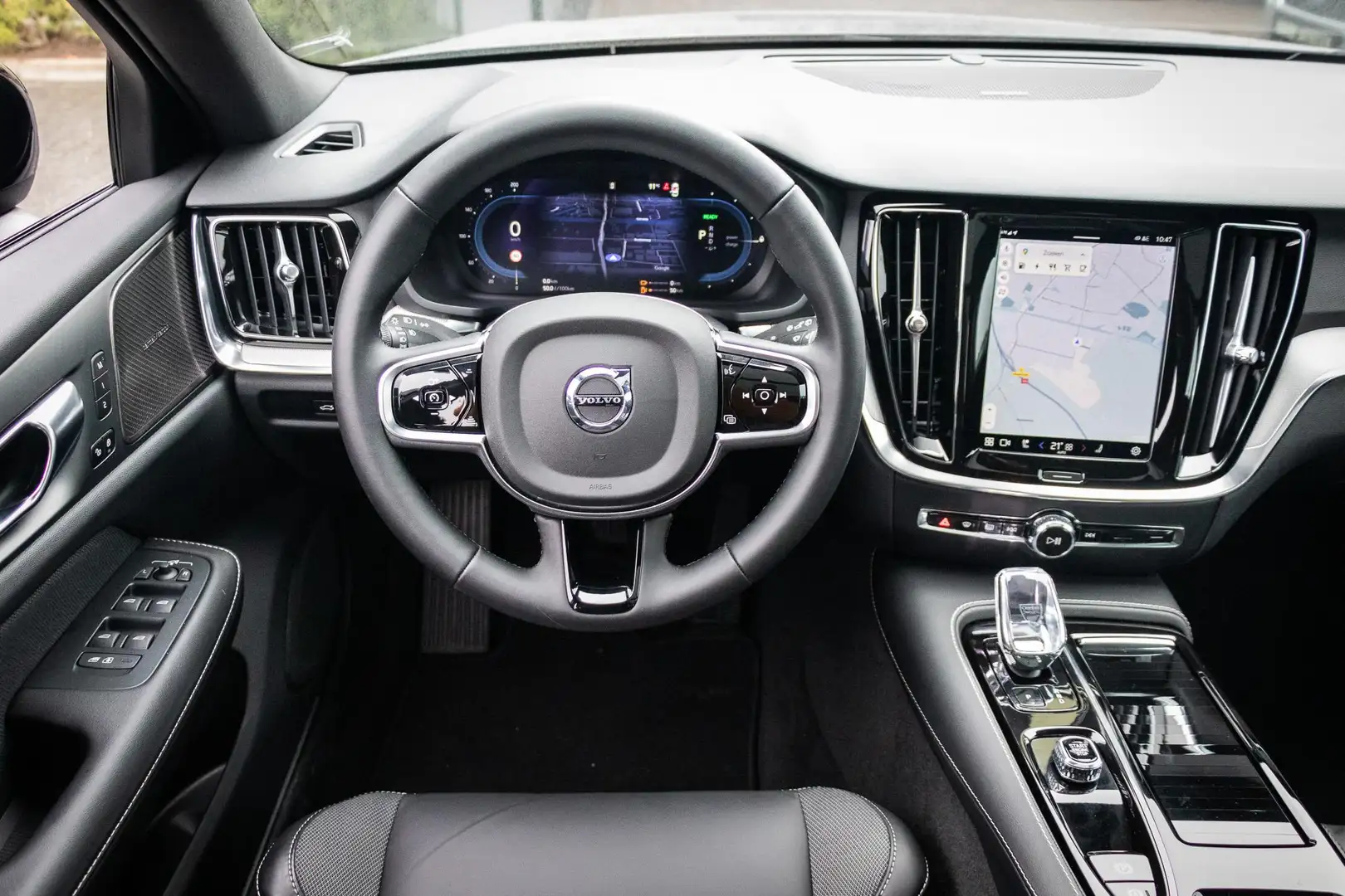 Volvo V60 T6 Plug-in Hybrid AWD Plus Dark | Schuif/kanteldak Grijs - 2