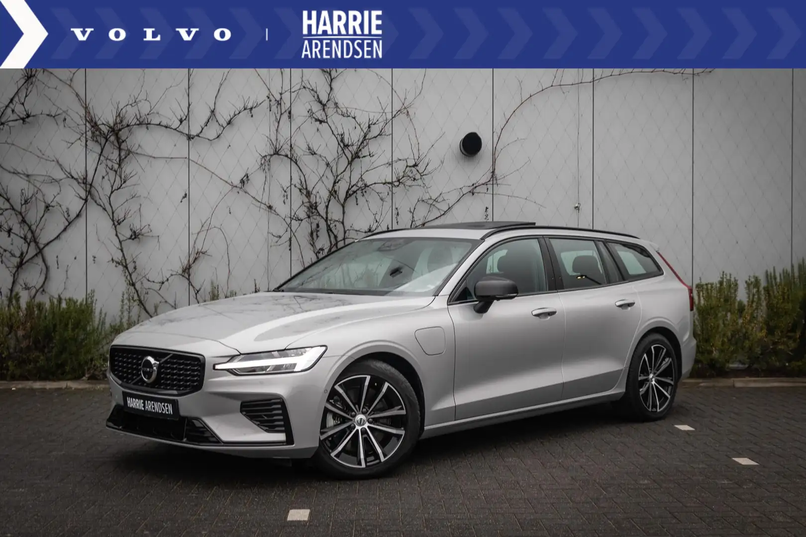 Volvo V60 T6 Plug-in Hybrid AWD Plus Dark | Schuif/kanteldak Grijs - 1