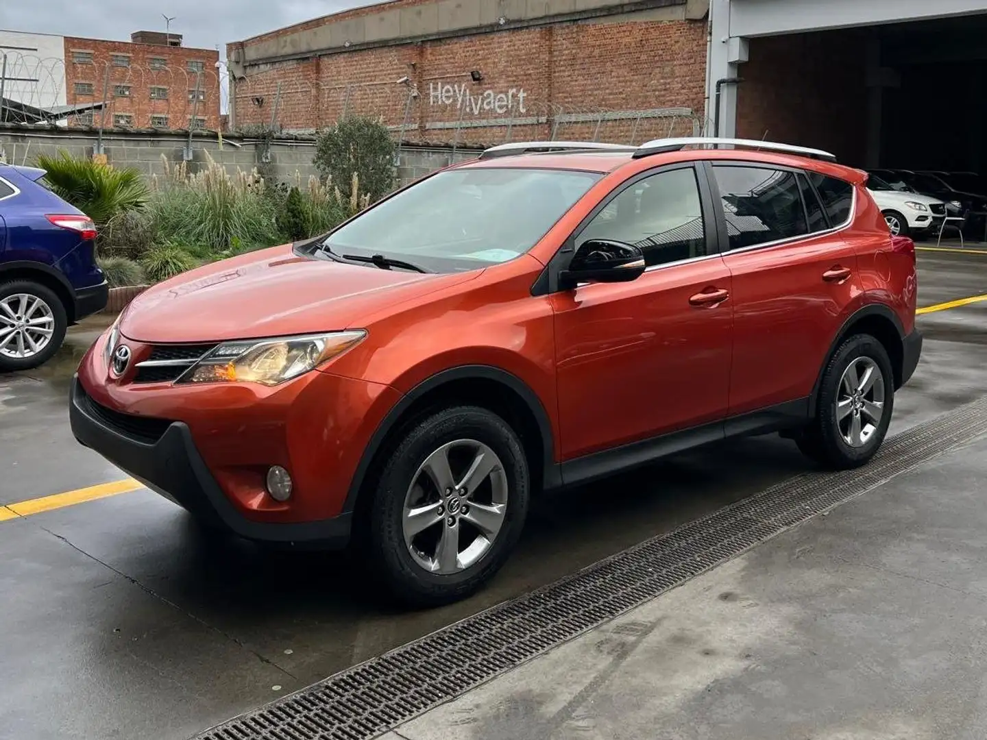 Toyota RAV 4 XLE-AWD-ONLY FOR EXPORT OUT OF EUROPE Orange - 1