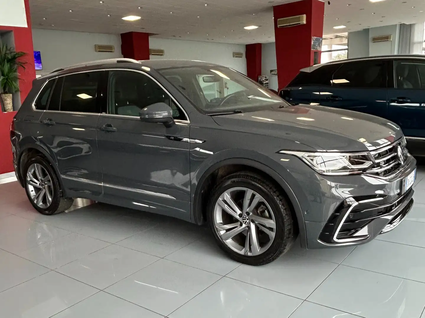 Volkswagen Tiguan Tiguan 2.0 tdi R-Line 150cv dsg Grau - 1