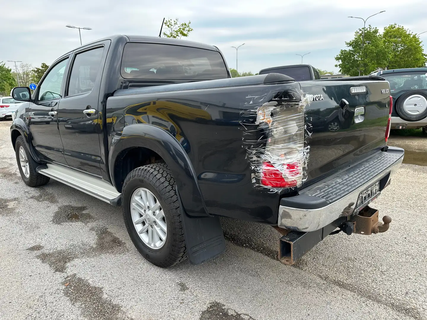 Toyota Hilux Double Cab Executive 4x4 crna - 2