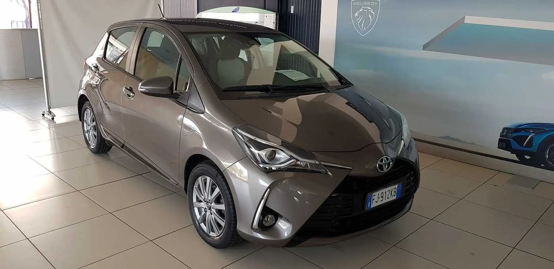 Toyota Yaris 1.0 5 porte Active Grigio - 1